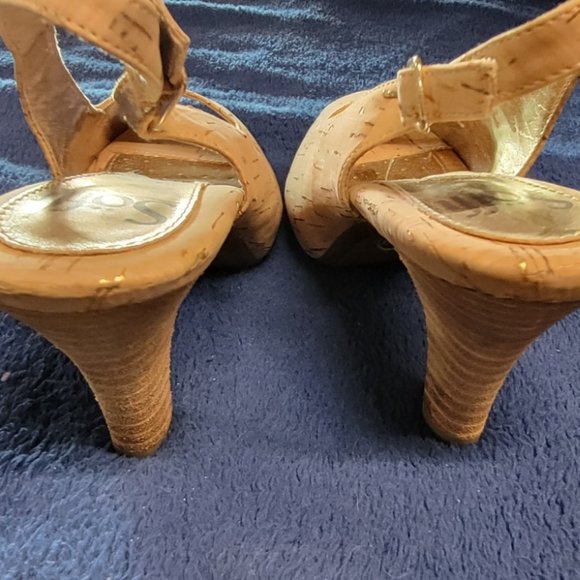 Sofft Tan Cork open toe shoe with a 2 in heal and Gold accents Size 6.5m - Picture 10 of 10
